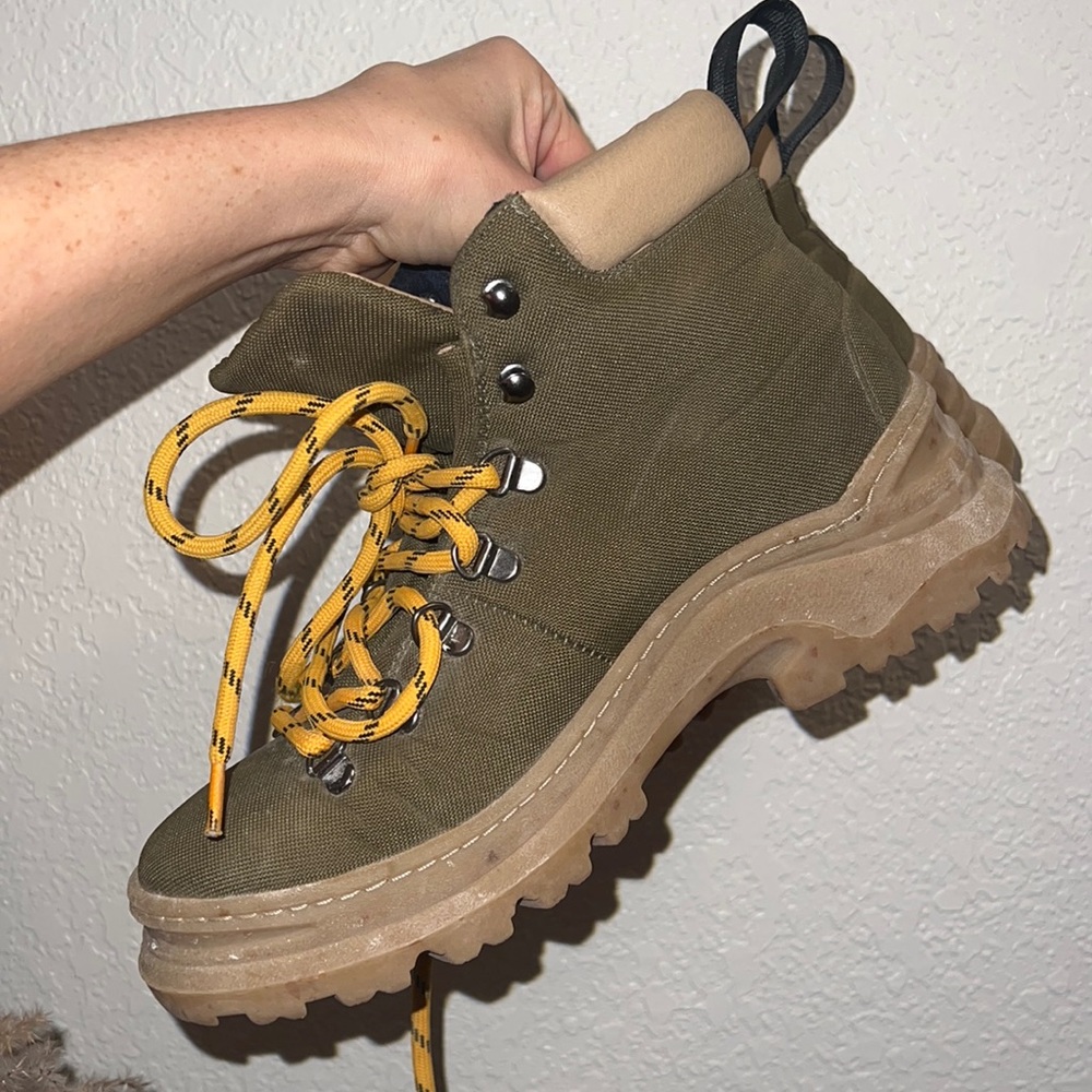Thesus Alice + Whittles The Weekender Boot Sage Green Size 8